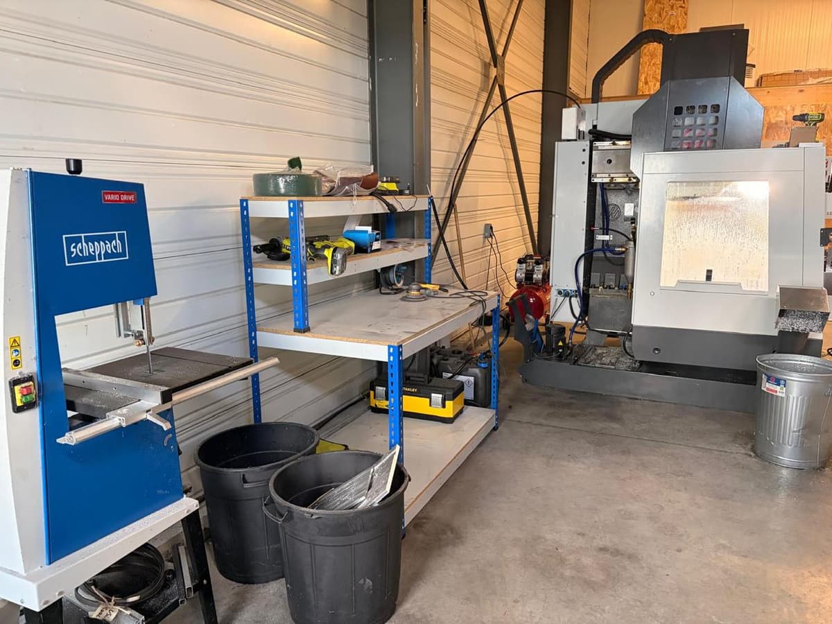 Machine CNC et scie à ruban — atelier tournage BCL Gujan-Mestras